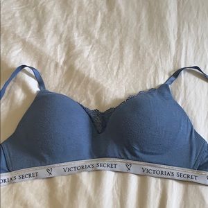 Victoria Secret T-shirt lightly lined bra